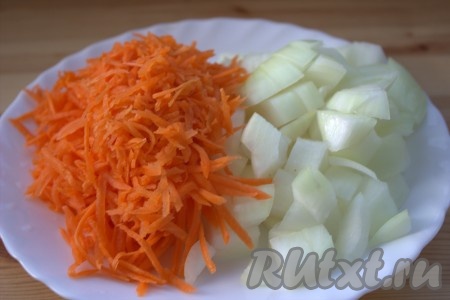 Морковь помыть, очистить и натереть на тёрке среднего размера. Лук очистить и мелко нарезать.
