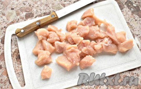 Куриное мясо нарезаем на небольшие кусочки.

