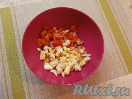 Далее добавить свежий помидор, нарезанный на средние кубики, и рубленое варёное яйцо.