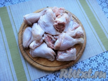 Курицу промыть и нарезать на порционные кусочки, обсушить.