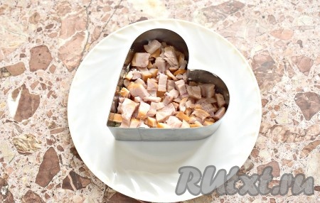 Копчёное куриное филе (можно также взять мясо с бёдер или голеней) нарезаем на мелкие кубики, а затем равномерно раскладываем поверх слоя картофеля.