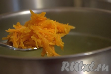 Когда сырные шарики проварятся 10 минут, выложить в суп обжаренную морковь, дать закипеть. Попробовать суп на соль, возможно, нужно будет ещё досолить, приправить специями, а после этого проварить на медленном огне минут 5-7 и убрать с огня. 