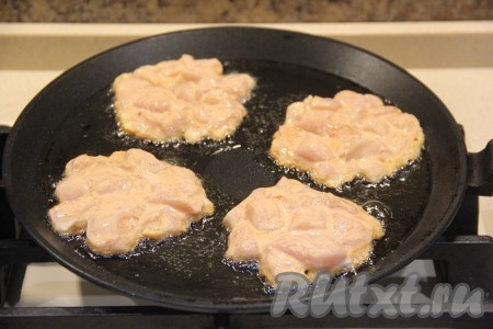В сковороду влить масло, хорошо его разогреть, а затем выкладывать по 1 столовой ложке куриной массы в виде круглых котлеток. 