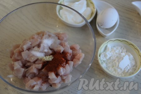 К рубленному филе добавить соль, паприку и нарезанный чеснок. 