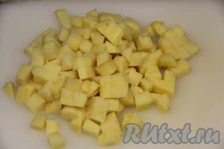 Картошку почистить и нарезать на средние кубики.