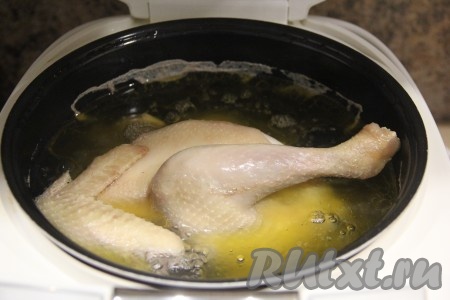 Если у вас, как и у меня, суповая курица, то её следует варить около 3 часов. Курочку выложить в чашу мультиварки и залить 2,5-3 литрами воды (курица должна быть полностью в воде). Закрыть крышку и выставить режим "Тушение" на 3 часа. Обычную покупную курицу следует варить на режиме "Тушение" около 40 минут. При желании, бульон из покупной курицы можно приготовить при температуре 100 градусов на режиме "Мультиповар" в течение 40 минут. Готовую курочку достать из бульона и отделить мясо от костей. Пенку убрать, процедив бульон через ситечко, а затем снова вылить бульон в чашу мультиварки.