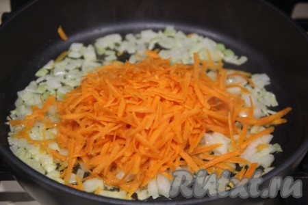 Вторую луковицу почистить. В сковороду с высокими бортиками влить немного масла, разогреть его, выложить мелко нарезанную луковицу, обжарить минуты 3-4 на среднем огне, помешивая, затем добавить натёртую морковку.