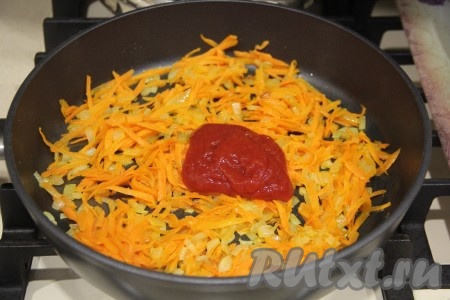 Обжарить овощи в течение 5 минут, иногда перемешивая, после этого добавить к ним томатную пасту, посолить и перемешать.