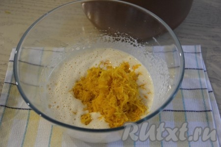 210 грамм очищенной тыквы натереть на мелкой тёрке и добавить в миску к яйцам, взбитым с сахаром.