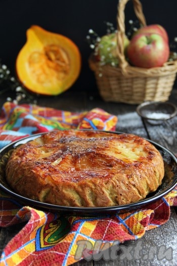 Очень вкусный, ароматный пирог с яблоками и тыквой, приготовленный в мультиварке, подать к столу, нарезав на порционные кусочки.