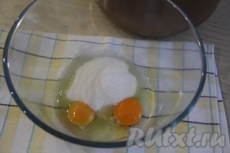 В миске для замешивания теста соединить яйца и 100 грамм сахара.