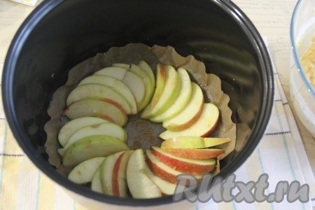Яблоко нарезать на тонкие ломтики и выложить на дно чаши.