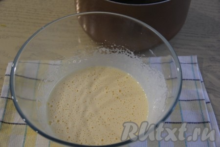 Взбить яйца с сахаром в течение 3-4 минут с помощью миксера.