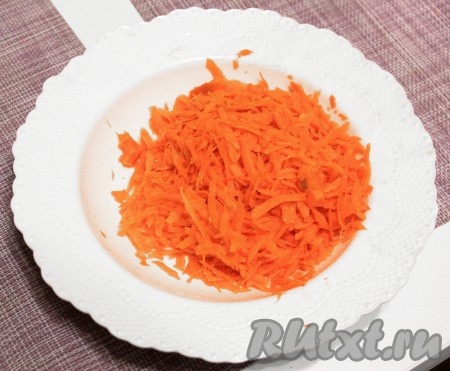 Морковь и редьку вымыть, очистить от кожуры, а затем натереть подготовленные овощи на крупной тёрке.