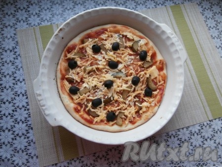 Оставить пиццу в тепле на 10-15 минут, прикрыв плёнкой. Пока пицца подходит, включить духовку, выставить температуру 220-230 градусов. Выпекать пиццу с плавленными сырками 15-20 минут.