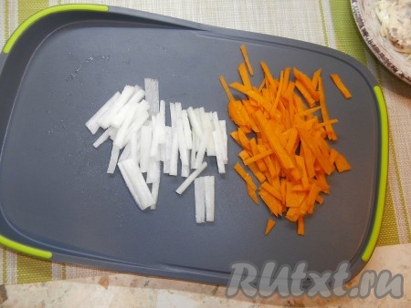 Морковку и дайкон очистить, нарезать на тонкие брусочки-полосочки, примерно, равного размера.