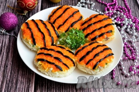 Вкусные, очень аппетитные бутерброды "Тигрята" можно сразу подавать к новогоднему или другому праздничному столу. 