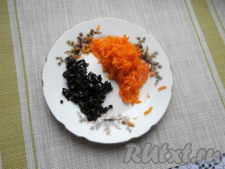 Также на мелкой (или средней) тёрке натереть варёную морковь. Мелко нарезать маслины.