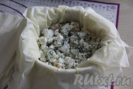 Затем выложить половину начинки из сыра с зеленью.