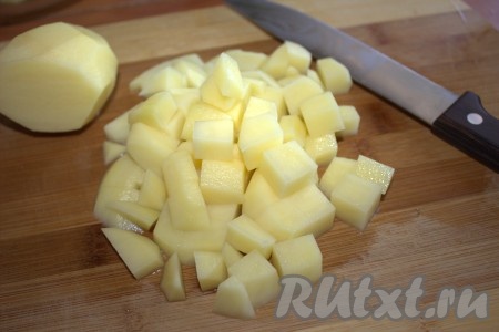 Когда перловка проварится с момента закипания минут 10, выложить в суп очищенную и нарезанную на небольшие кубики картошку.