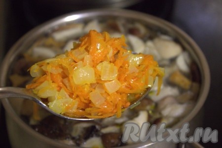 После того как перловка и картошка будут готовы, переложить в кастрюлю обжаренные овощи, добавить лавровый лист.