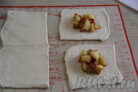 По 1 столовой ложке яблочной начинки выложить на середину каждого квадрата.