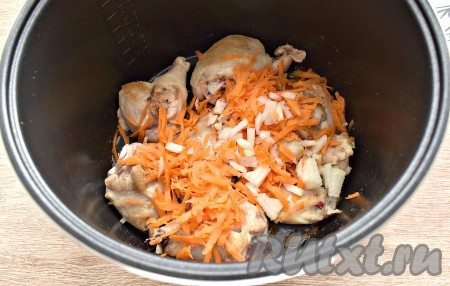 Лук, картошку и морковь очищаем. Добавляем к обжаренным куриным частям натёртую морковку и нарезанный кусочками репчатый лук, перемешиваем и обжариваем, не накрывая крышкой, минут 5. Несколько раз в процессе обжаривания мясо с овощами нужно перемешать.