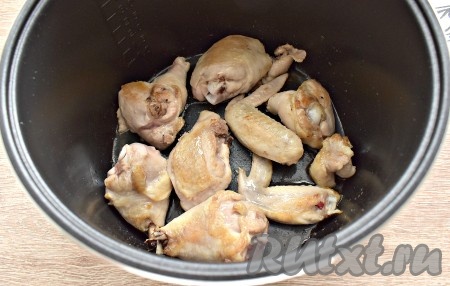 Обжариваем курицу в течение 10 минут, не накрывая крышкой. Пару раз куски курицы нужно перевернуть.