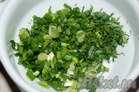 Пока отварная семга остывает, можно заняться приготовлением соуса. Для этого в мисочку мелко нарезать зеленый лук и зелень.
