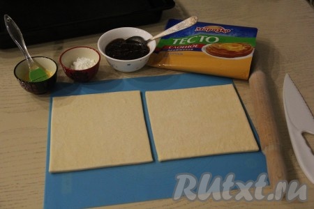 Подготовить продукты для приготовления слоек с малиновым вареньем. Слоёное тесто предварительно разморозить при комнатной температуре (у меня было 2 пласта теста).