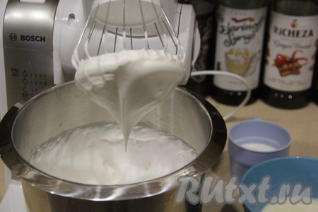 Хорошо охлаждённые белки влить в сухую чашу миксера и взбить до пышной пены, затем всыпать сахарную пудру и взбивать минут 7 (до полного растворения сахарной пудры и стойких пиков).