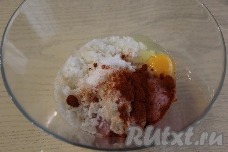 В миску с луком и куриным фаршем добавить рис, яйцо, соль и специи. 