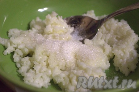 В густую остывшую рисовую кашу добавить сахар. Я добавила 1 столовую ложку сахара, можно добавить и 2 столовые ложки сахара.