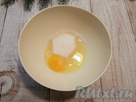 Яйцо разбить в миску, добавить соль, 50 грамм сахара и ванильный сахар.