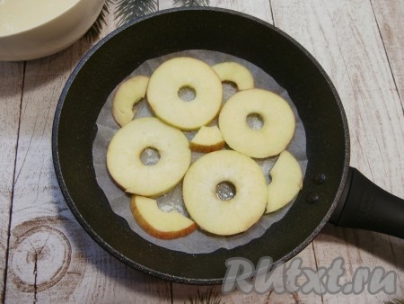 Из яблок удалить сердцевину специальным приспособлением (или ножом). Нарезать яблоки на кружки (или кусочки) толщиной около 1 см и выложить в один слой в сковороду.