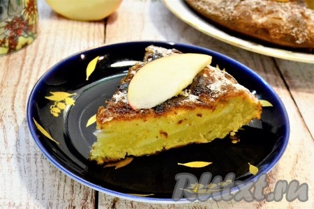 Пирог с карамелизированными яблоками на сковороде