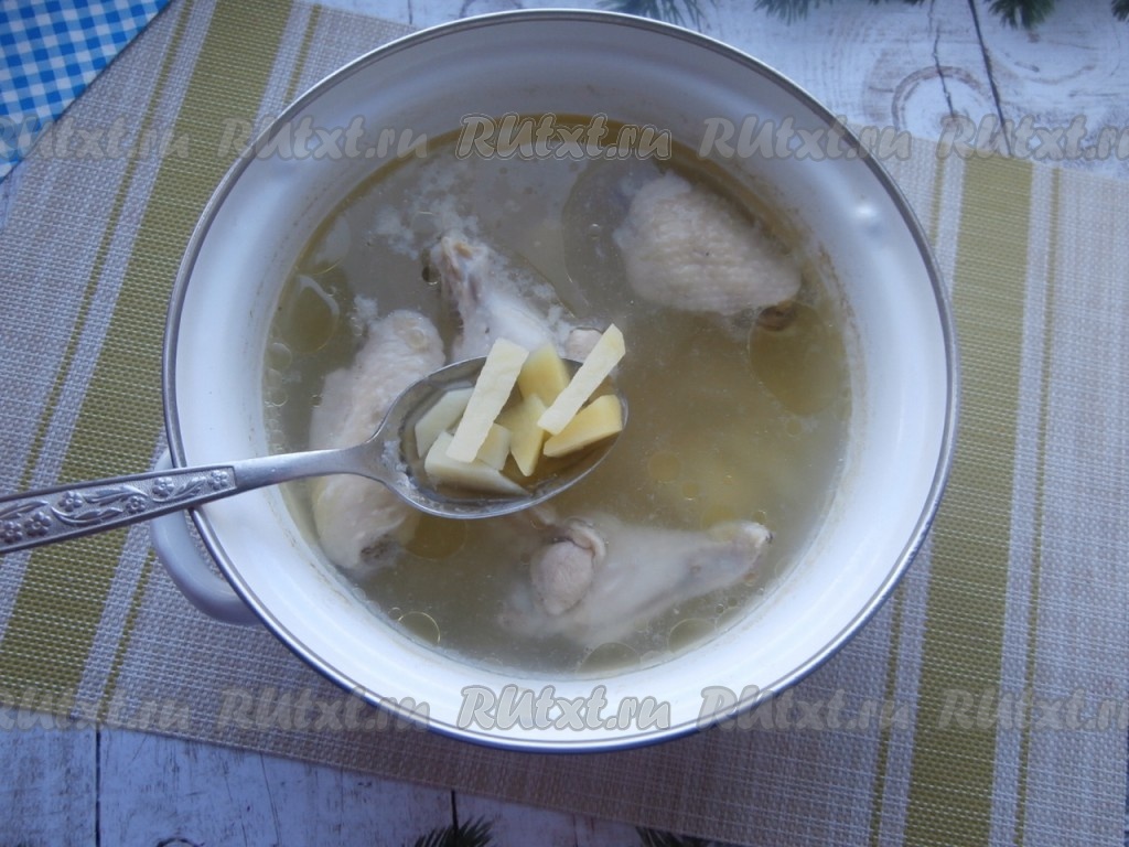 Как приготовить гороховый суп с копчеными крылышками