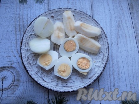 Яйца отварить вкрутую и очистить (варим 8-10 минут с момента закипания). Лук очистить и разрезать, яблоко очистить от кожуры и семян.
