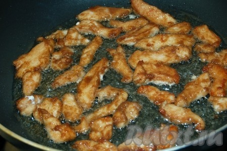 Затем обжарить кусочки курицы с двух сторон до полной готовности.