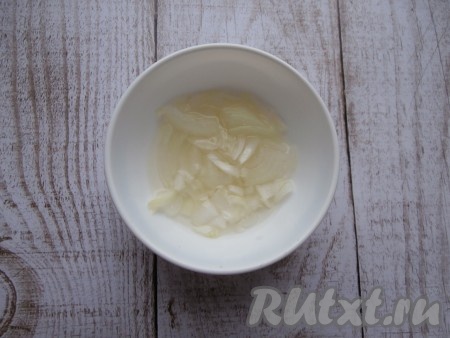 Лук очистить и нарезать тонкими полукольцами (или четвертинами), выложить в глубокую тарелку, залить яблочным уксусом, добавить сахар и щепотку соли, перемешать, оставить для маринования на 10 минут.
