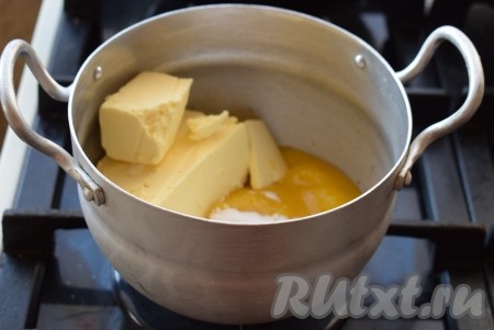 Мёд, сливочное масло и соду выкладываем в кастрюлю (лучше взять алюминиевую кастрюлю) и сразу ставим на умеренный огонь.
