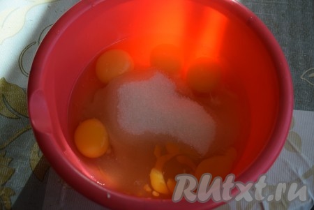 Пока медовая масса остывает, в достаточно глубокую миску разбиваем яйца и всыпаем сахар.