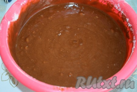 Наше шоколадное тесто для медовика готово, оно должно получиться по консистенции, как густая сметана.