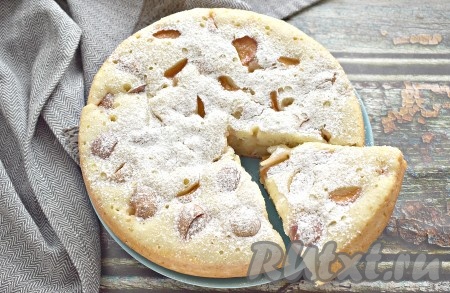 Достаём аккуратно яблочный пирог из мультиварки, а спустя 15-20 минут посыпаем его сахарной пудрой. Нарезаем на порции и с удовольствием угощаемся.