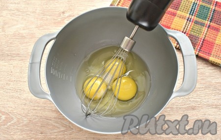 Используемые ингредиенты должны быть комнатной температуры. В глубокую миску разбиваем яйца, всыпаем соль и взбиваем яичную массу на средних оборотах миксера 2 минуты.
