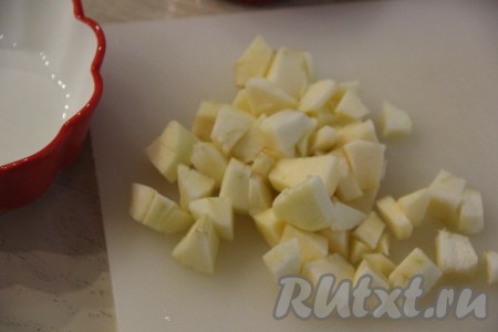 Подготовленные яблоки нарезать на средние кубики.