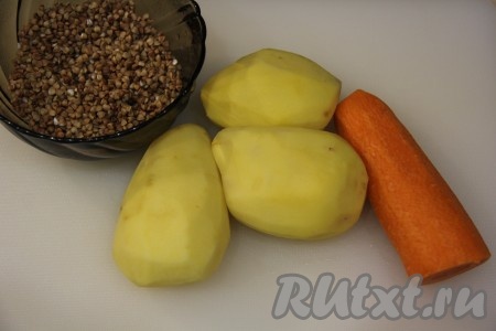 Картошку и морковку почистить. Гречку хорошо промыть, удаляя порченые зёрнышки.  