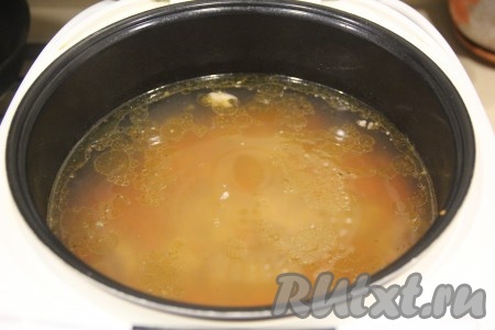 Закрыть крышку мультиварки, варить суп с гречкой и курицей 15 минут, затем посолить и приправить специями, снова закрыть крышку мультиварки и готовить до сигнала.
