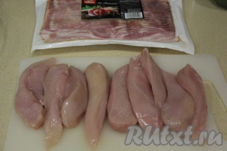 Куриное филе разрезать на толстые и длинные полоски.
