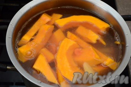 Нарезанные морковь, тыкву и картошку выложить в процеженный бульон.
